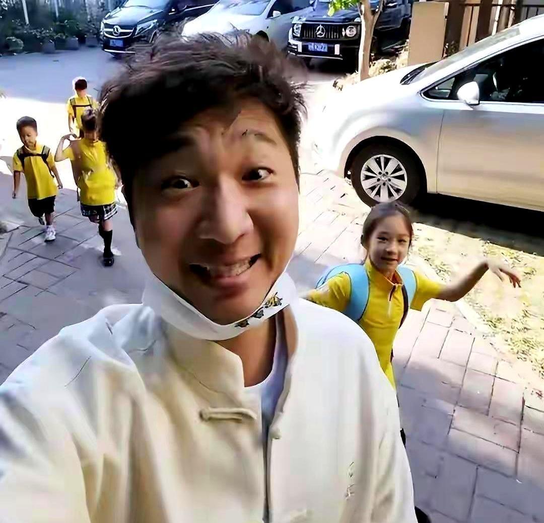 陈佩斯一年砸120万给四个孙娃交学费，结果人在家中坐，锅从天上来！海外冒牌货顶