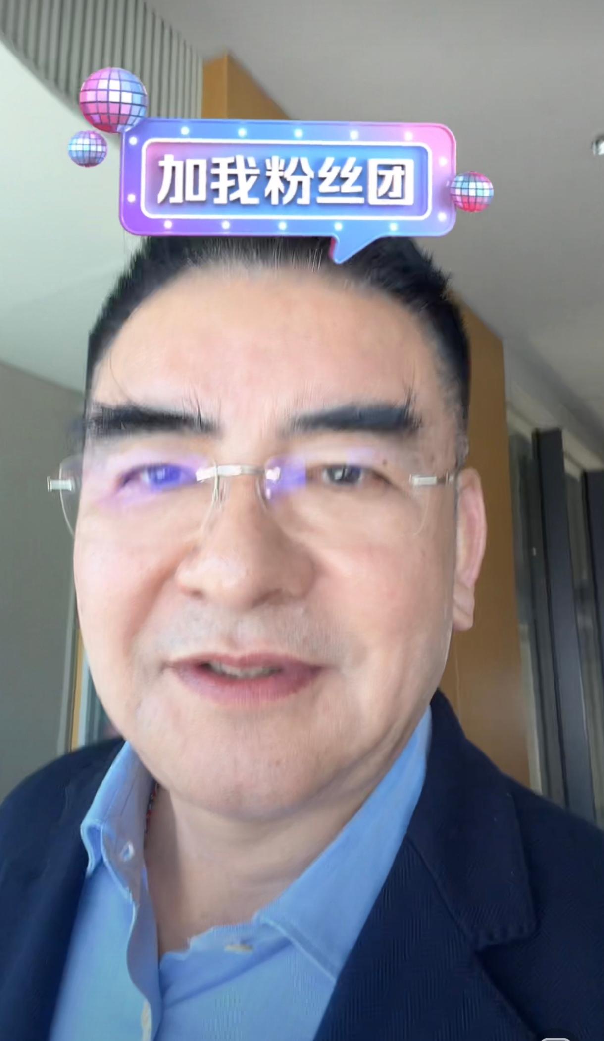 慈善家陈光标在香港的家中直播时说：“我在香港的家有500多平米，靠近码头，有山有