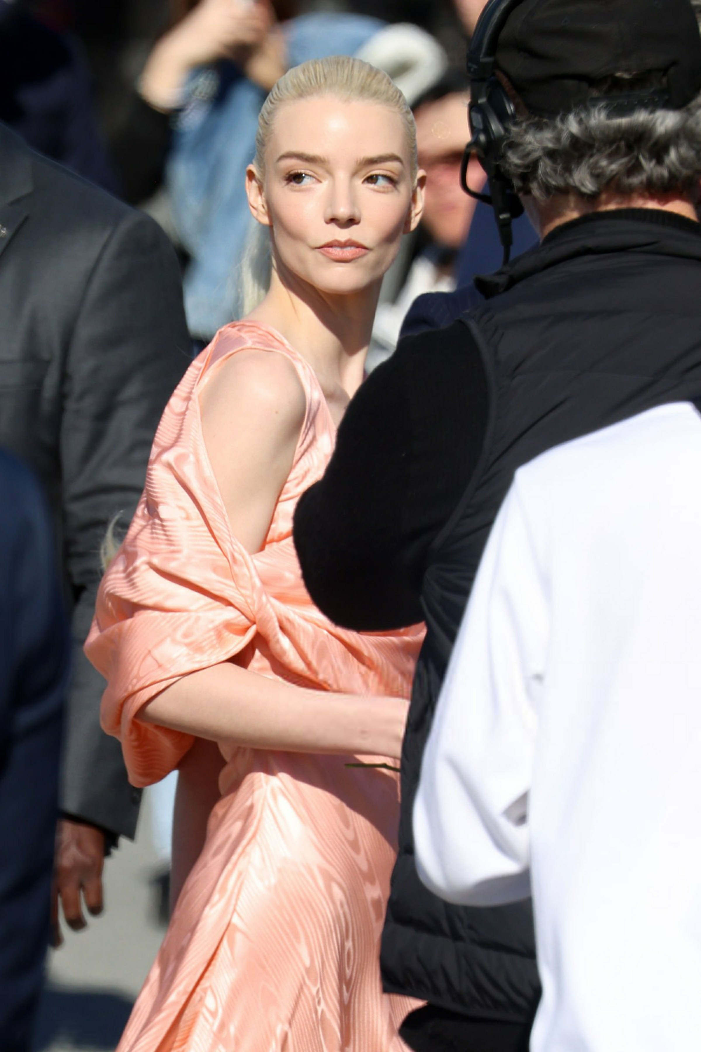 安雅好美！AnyaTaylor-Joy优雅亮相巴黎时装周看秀~~