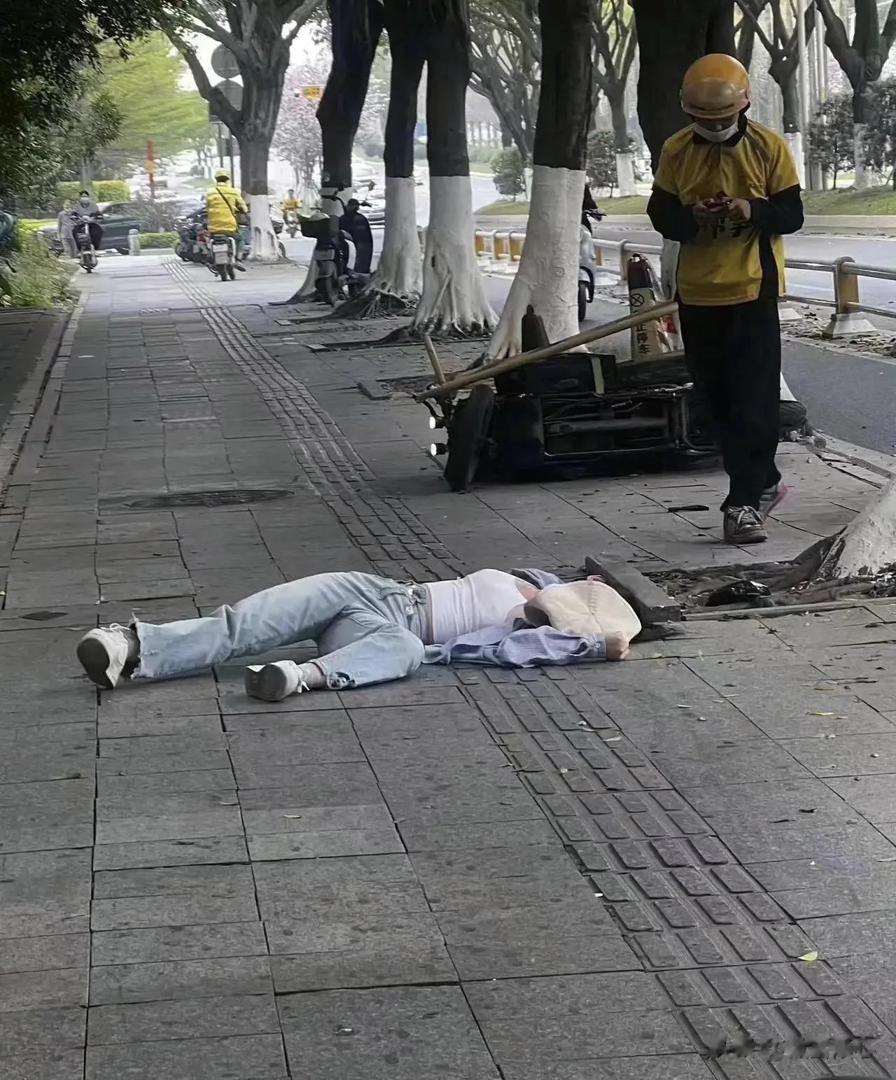 坐标上海，鞋子还没掉，希望人没事吧！外卖为何要走人行道侵犯步行者走路权？真不知道
