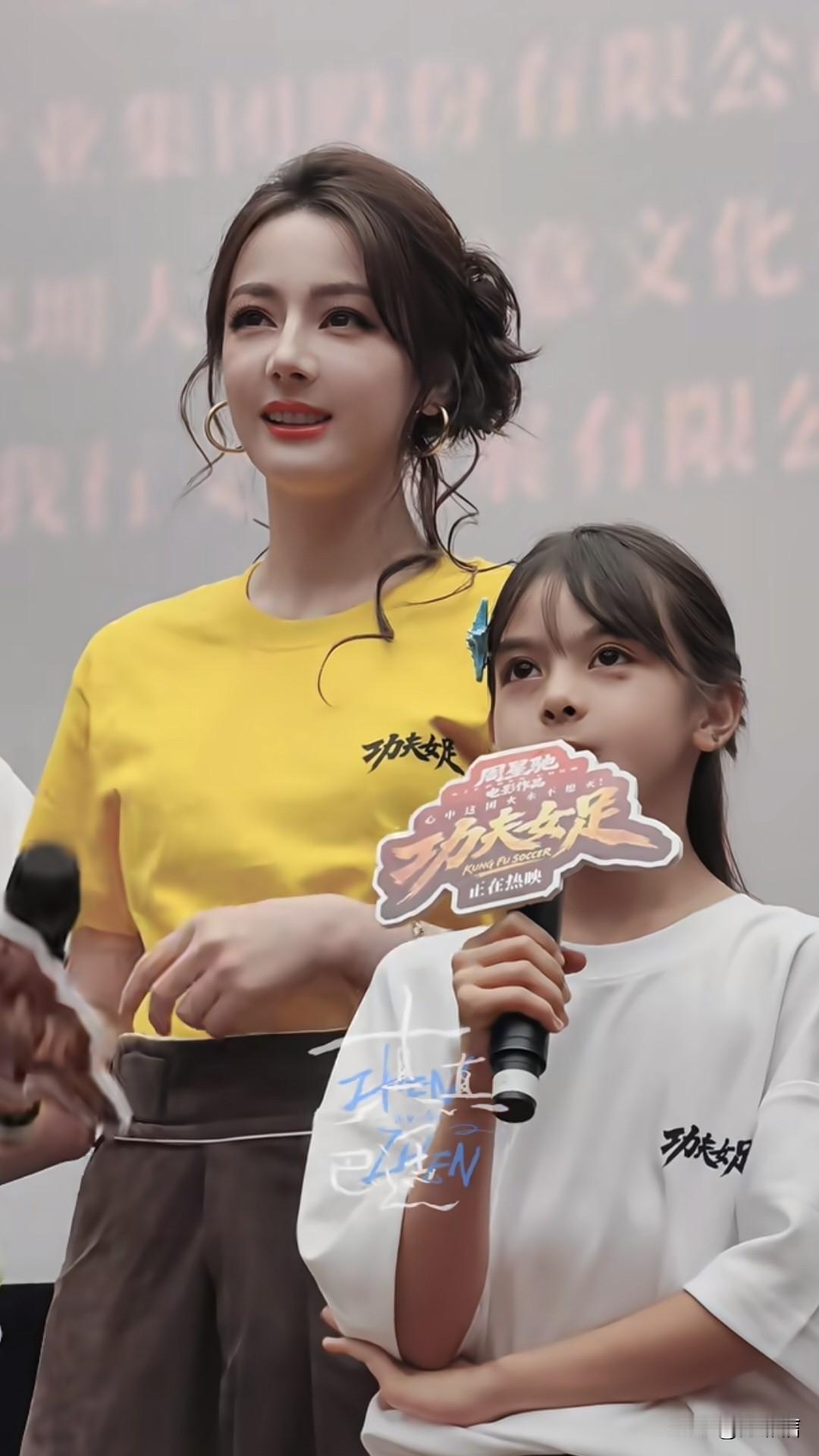 迪丽热巴演了十几年戏，终于迎来了她的童年“翻版”，怕是她自己都生不出这么像的吧，