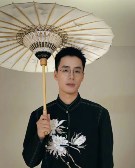 我一个做直播的朋友告诉我，顿顿的离开他还挺意外的，不是因为他之前没有选择董宇