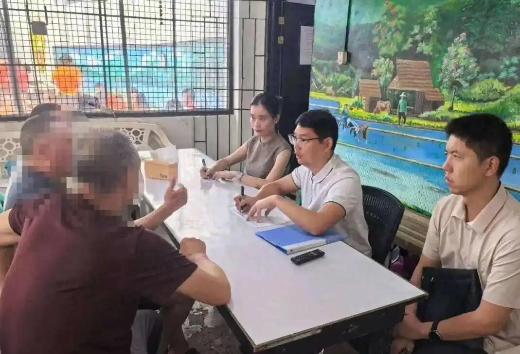 5月18号，菲律宾那边扣了69名咱们中国工人，咱们大使馆的领事赶到拘留所，使劲推