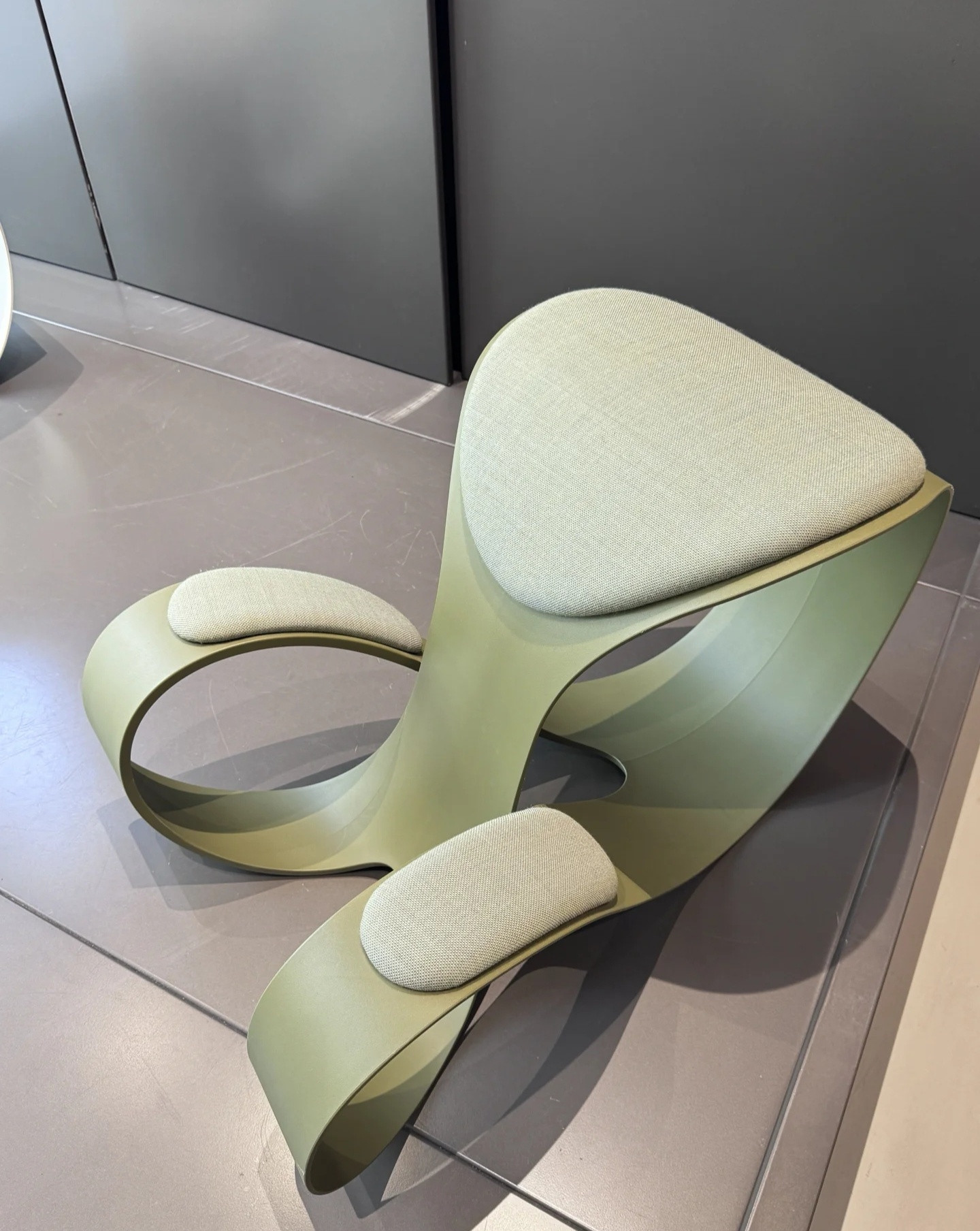 我沉默了，这椅子应该怎么坐啊？趴着？跪着？