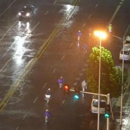 5月19日晚的郑州街头，一场突如其来的大雨，浇透了一座城市的匆忙，却也意外冲刷出