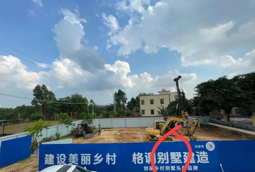 估计全进华自己也没想到自己攒钱攒了十几年结果被老家的水泥砖块整破防了。村里公示