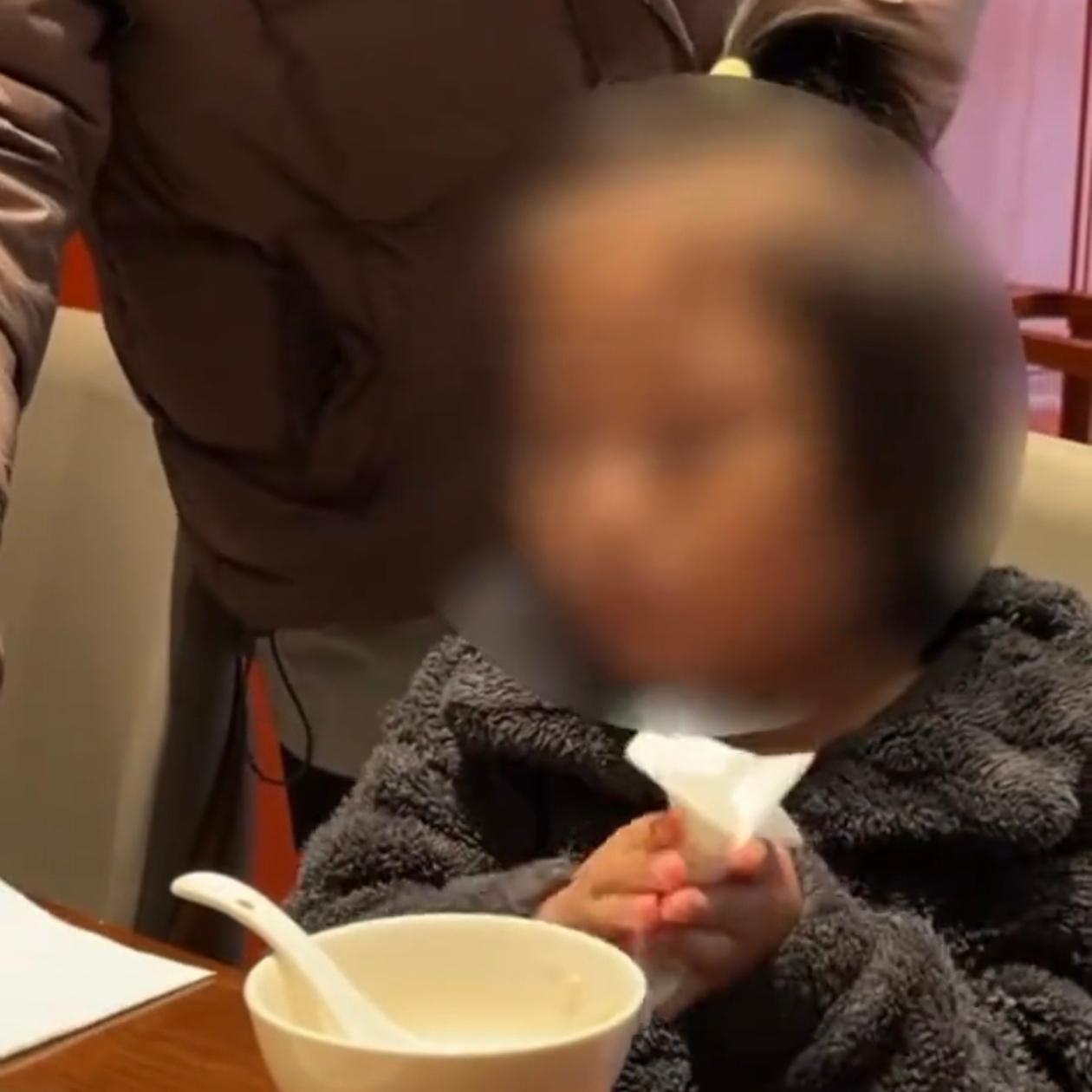 河南，一位妈妈带着6岁的儿子成成住进酒店，白天睡觉、晚上出门上班，3月1日晚上出