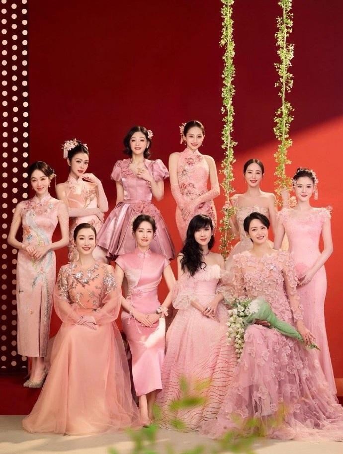 最近周慧敏和梁咏琪还有刘敏涛以及秦海璐拍摄了一组超美的大片，几位美女搭配的都很时