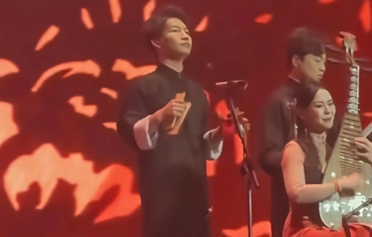 终于明白岳云鹏为啥受人欢迎了，两场演唱会两个徒弟打板雨露均沾岳云鹏从一个擦桌子