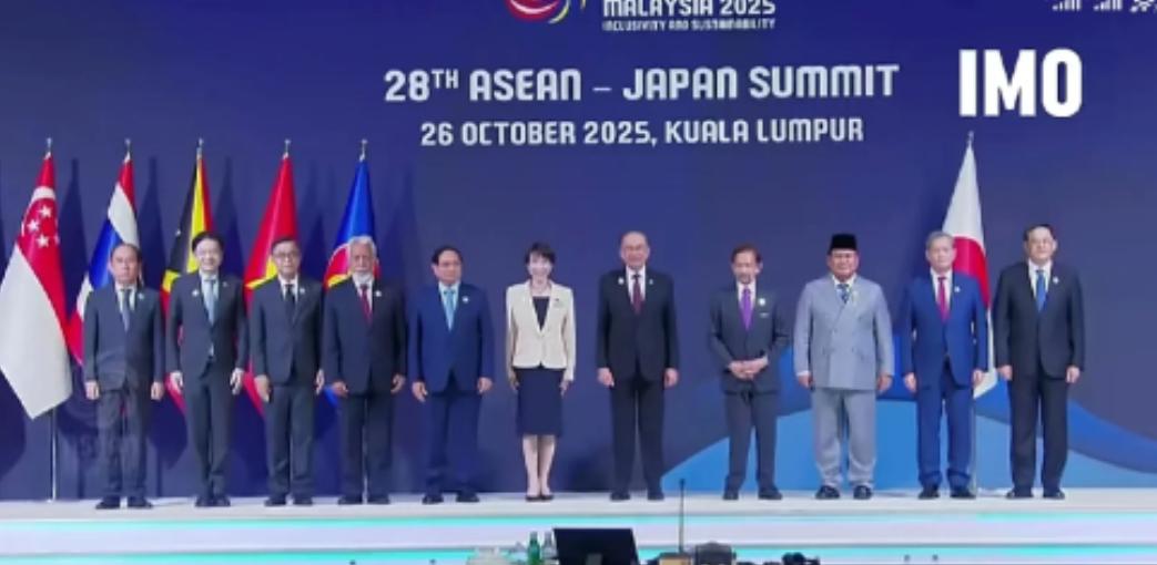 ☁大家注意到没,东盟峰会大合影,日本新首相高市早苗挤掉中美位居C位,东盟是