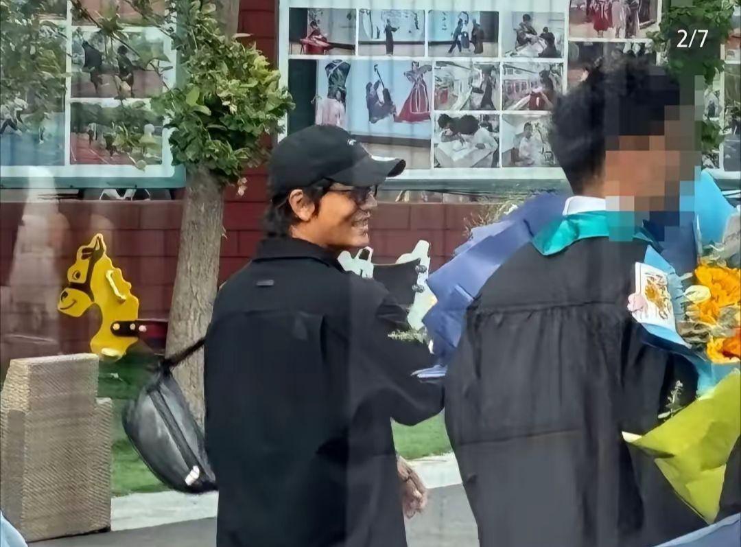 陈坤参加某国际学校毕业典礼，现场照曝光！6月7日，陈坤身穿黑色短裤