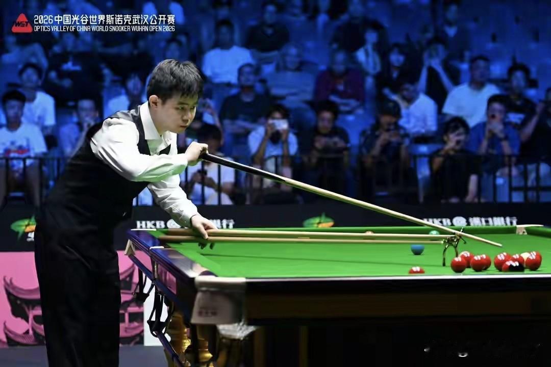 斯诺克武汉公开赛今晚开始32进16轮次的比拼，率先进行的一场比赛，世界排名第一的