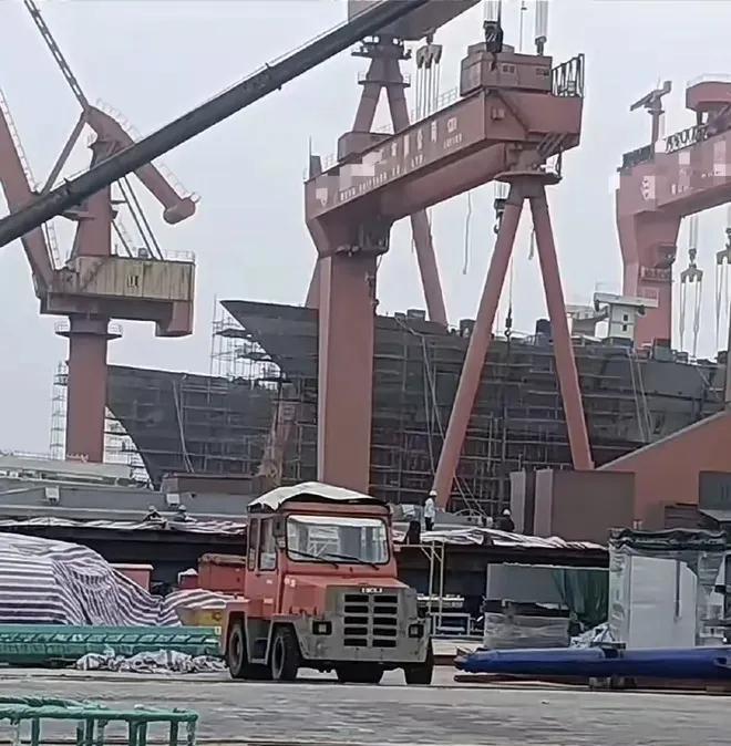 12艘远洋补给舰还不够，903A继续“下饺子”！目前中国海军排水量2万吨以上的