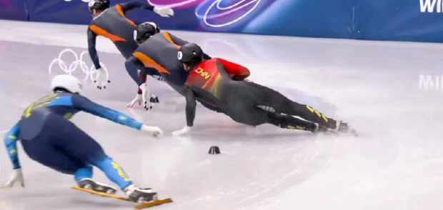 短道速滑男子500米半决赛，刘少昂弯道失误遗憾出局，奥运冠军任子威解说一针见血：