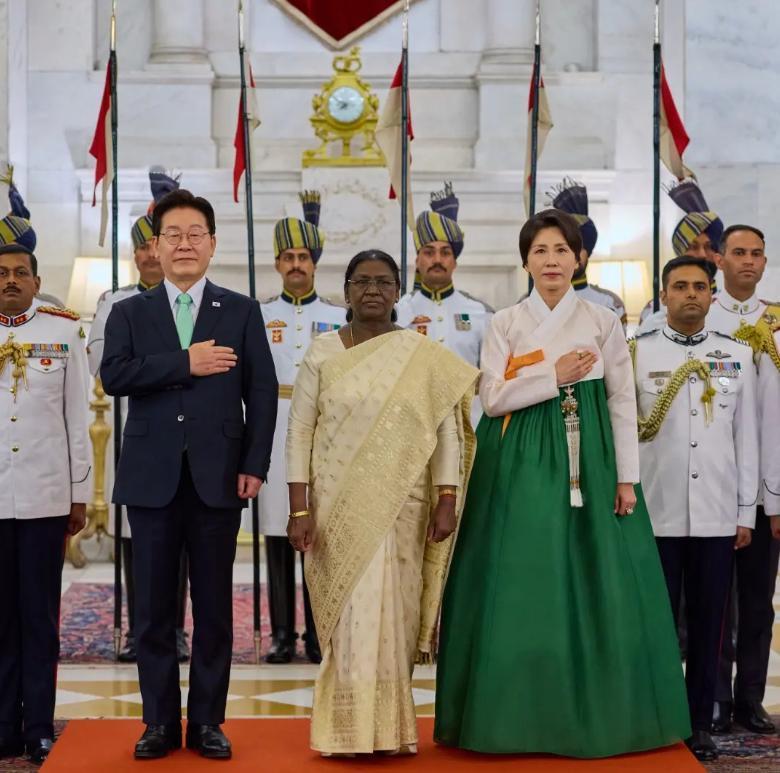 韩国第一夫人在印度穿传统服饰太美啦！4月20日金惠景穿韩国传统服饰在印度出席欢迎