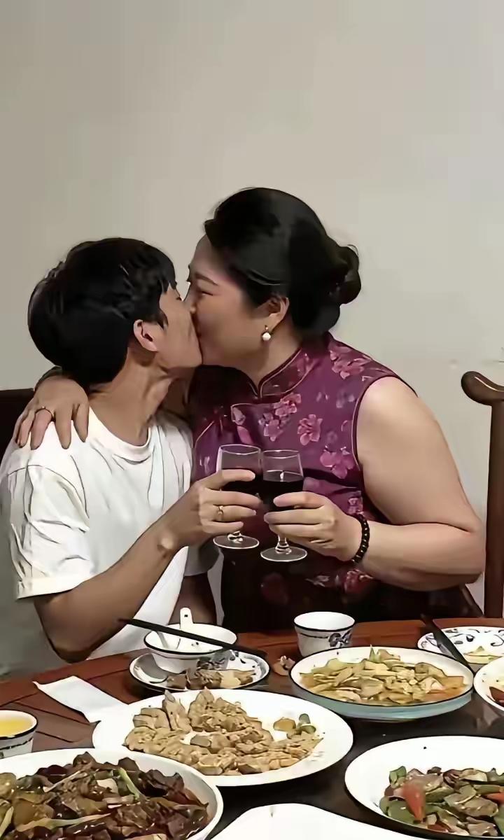 都说这名男的是小鲜肉，我看未必，瞧他脸皱巴巴的，皮肤也松垮垮的，至少不是小鲜肉，