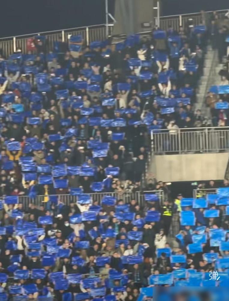 中甲第一轮，一边是南通支云主场两万多人山人海，另一边是无锡吴钩赢了球，看台上却只