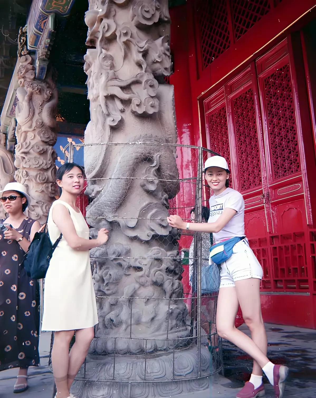 这是1994年，北师大中文系两位大四学生在景区的合影照。北师大作为名牌高校，里