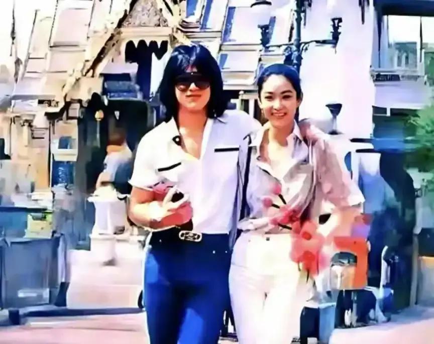 成龙追过林青霞？港媒挖的细节比《警察故事》还劲爆：送名牌包被转手，讲粗口就道歉！