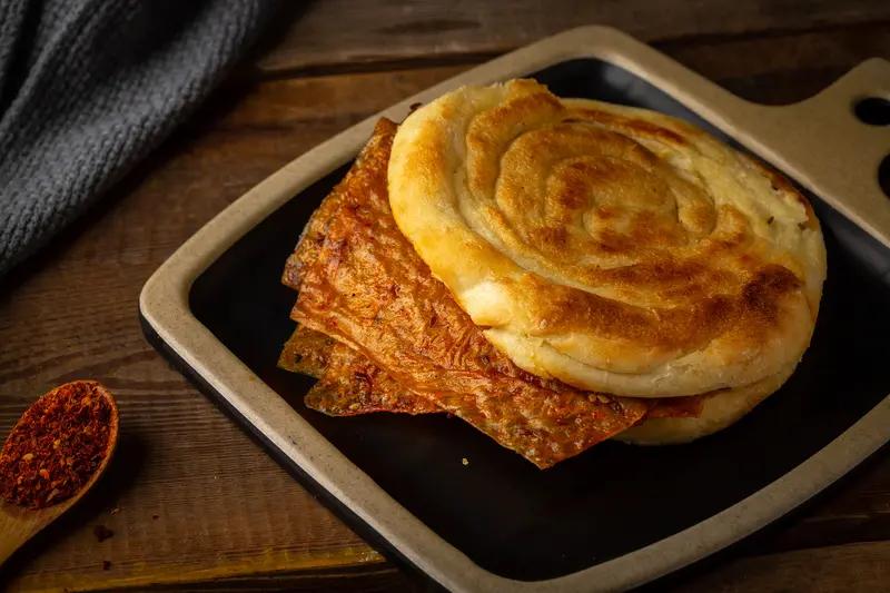 今儿跟老公大吵一架。我妈知道我老公爱吃锅盔，专门揉了面，在土灶上用小火烙了半