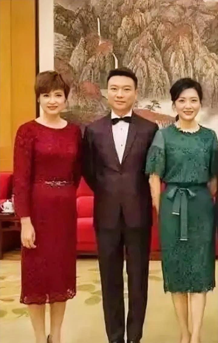 康辉是“国脸”，是央视骄子，谁也没想到，与妻子坚持丁克23年，至今恩爱如初。右