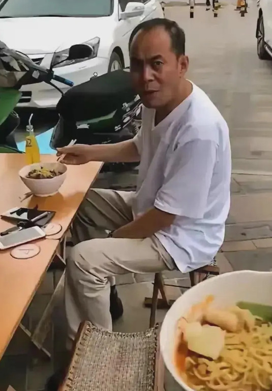 看他的样子就是被酒色掏空了身体