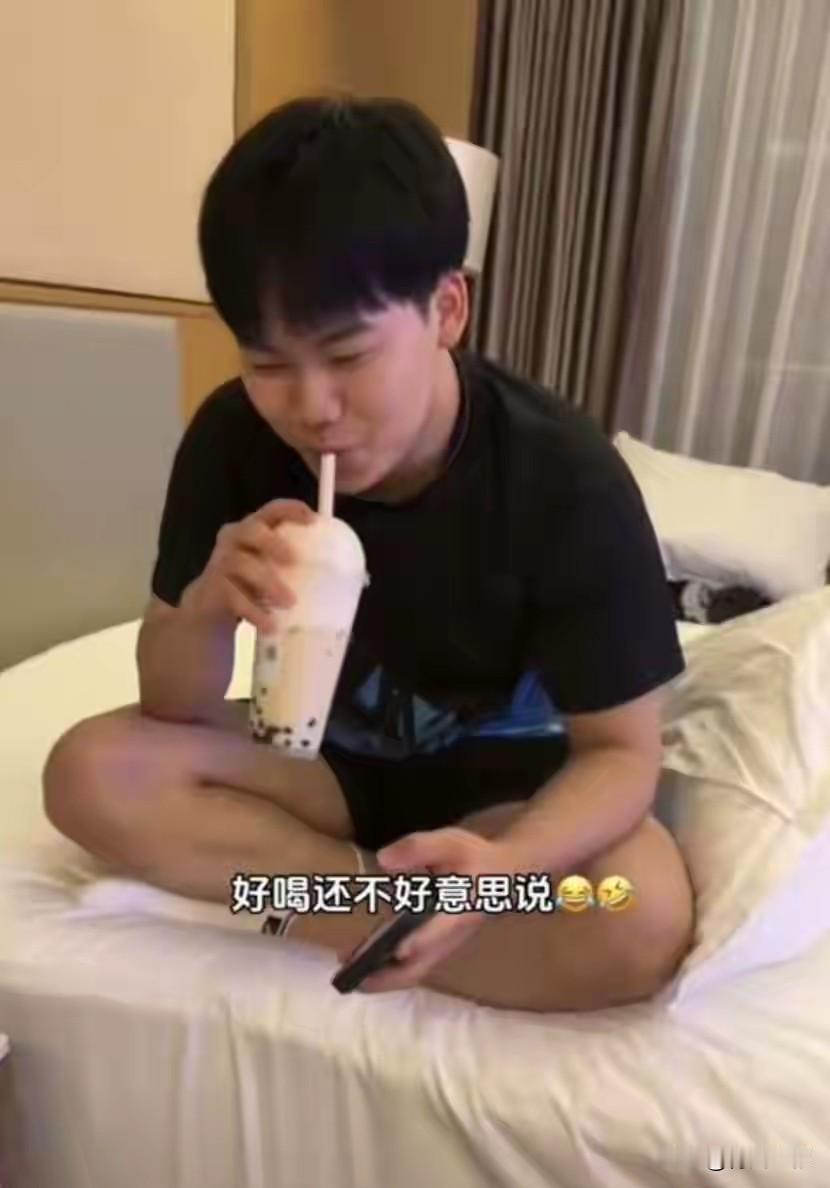 笑死我了！松岛辉空喝了10瓶冰饮料，肚子疼，输球了！闫安直播透露，松岛爸妈