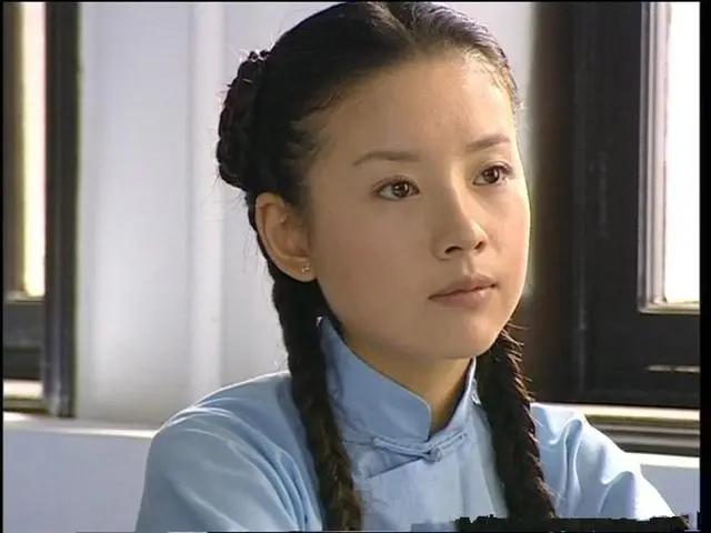 董洁年轻时太美了，她是淡颜清冷天花板，东方书卷“白月光“。董洁的五官清淡柔和，