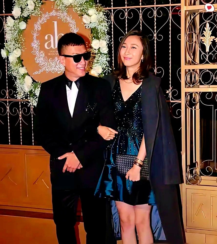孙红雷起身挡掉敬酒，旁边那个没怎么出声的女人，底牌硬得吓人。饭局上王骏迪端坐着，不插话不抢风头。孙红