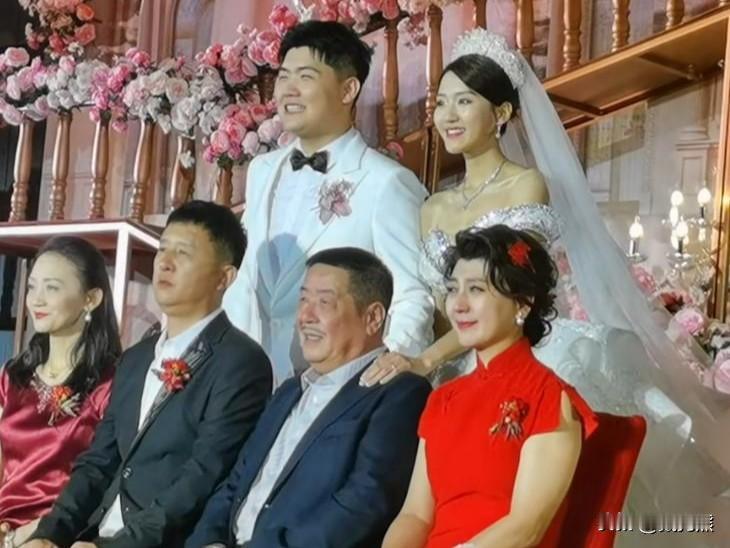 闫学晶的儿媳妇是徐梦迪，今年29岁，辽宁省大连市人，她身高1.74，身材高挑，形