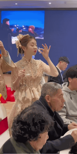 人逢喜事精神爽！新娘可不是酒蒙子，因为这是新郎和自己的喜酒，所以喝起来的感觉是