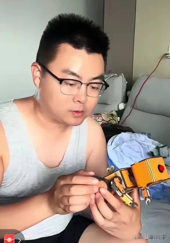 郭威发型变了！这才是身为辅警该有的样子。郭威最近很少在田静直播间露脸，有