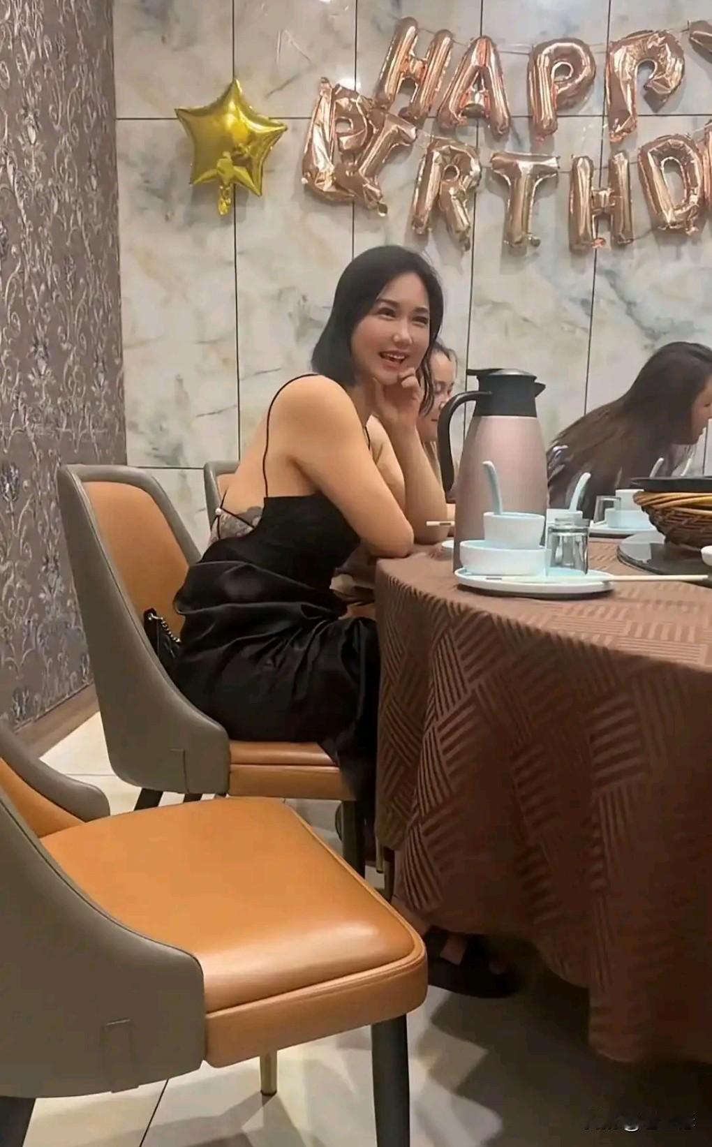 这么漂亮的美女。大家应该不会介意她身上的纹身吧！
