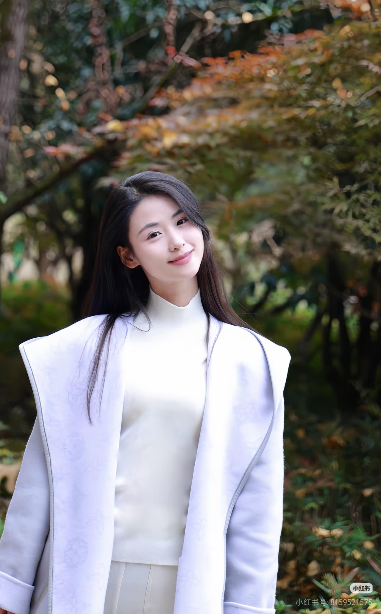 秋日森林中的温柔少女，白衣飘飘，宛如仙子。