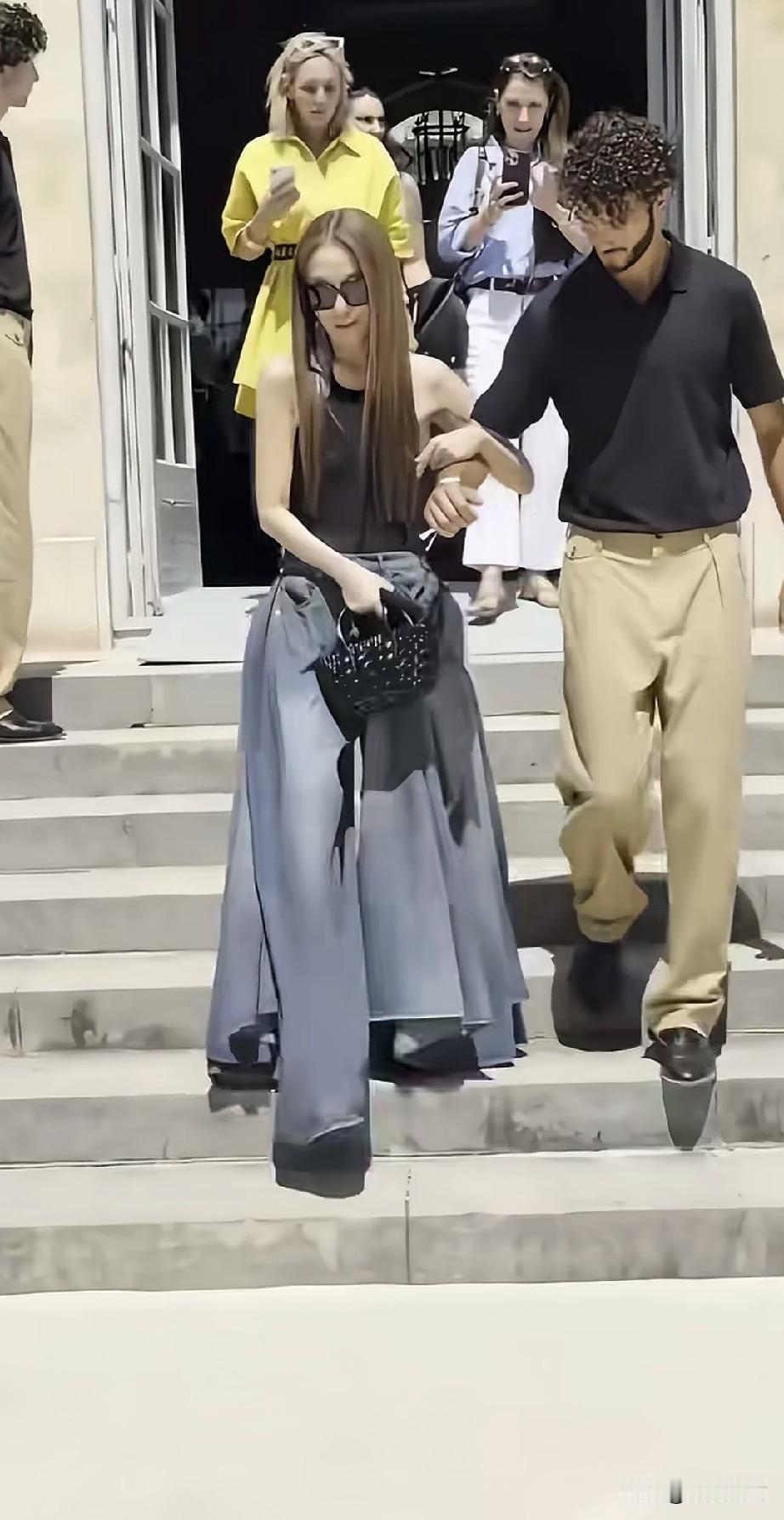 女人不管到哪个年龄，都得保持身材，你看看婚纱女王王薇薇，光看身材，能想到她都77
