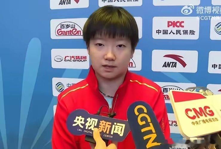 孙颖莎2-4不敌王曼昱，赛后采访没想到莎莎却这样评价她，令人泪目！孙颖莎表示：“