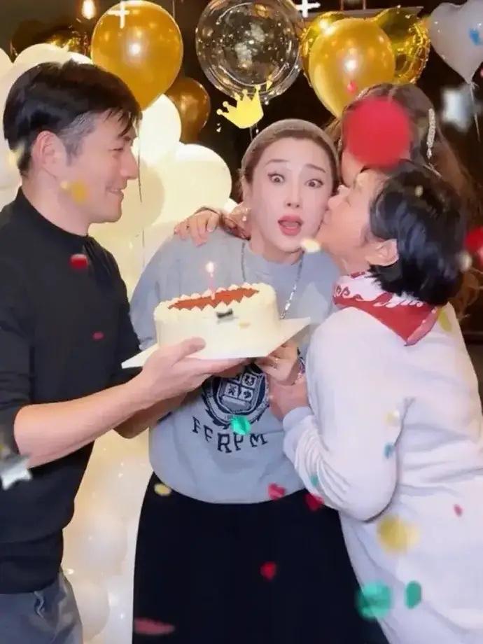 杜若溪的表情看着好别扭啊，不过一家人给她庆生确实应该这么高兴啊。旁边是严屹宽的