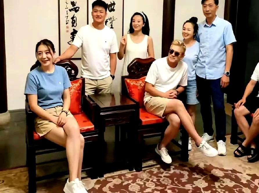 郭富城陪方媛回安徽老家，和岳父岳母、孩子同框的那几张照片，和舞台上的天王感完全不