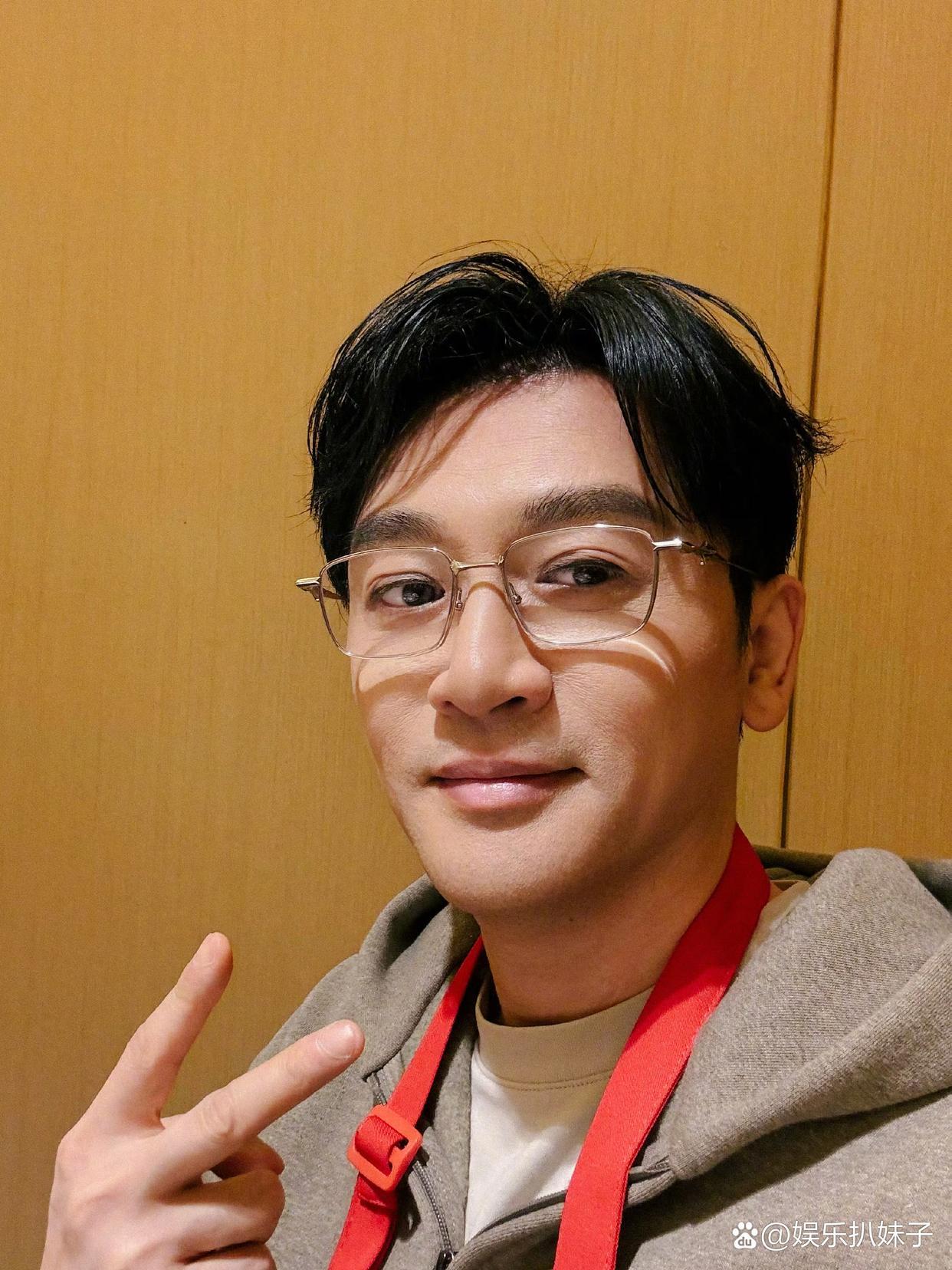 1.刘诗诗为了消除眼神里的疲态感，尝试了很多办法，奈何效果不怎么样，白白花了不少