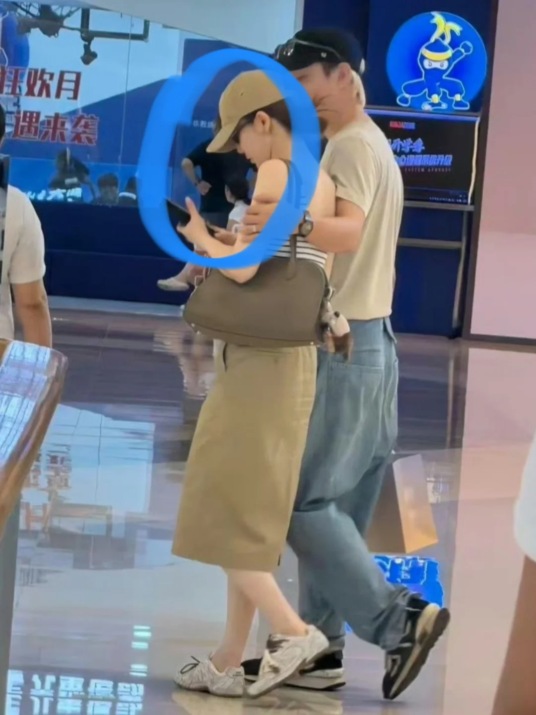 商场偶遇这对明星夫妻！！！白到发光