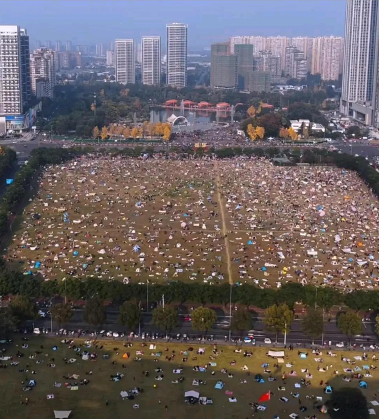成都的空地上一出太阳就会长出很多人