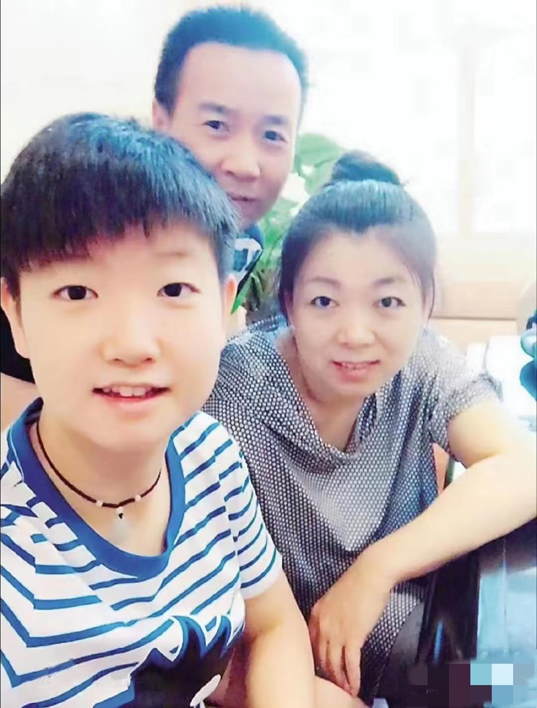 这么好的闺女，求之不得。看看莎莎来时路，妈妈心疼了。小时候去比赛，妈妈陪着，结