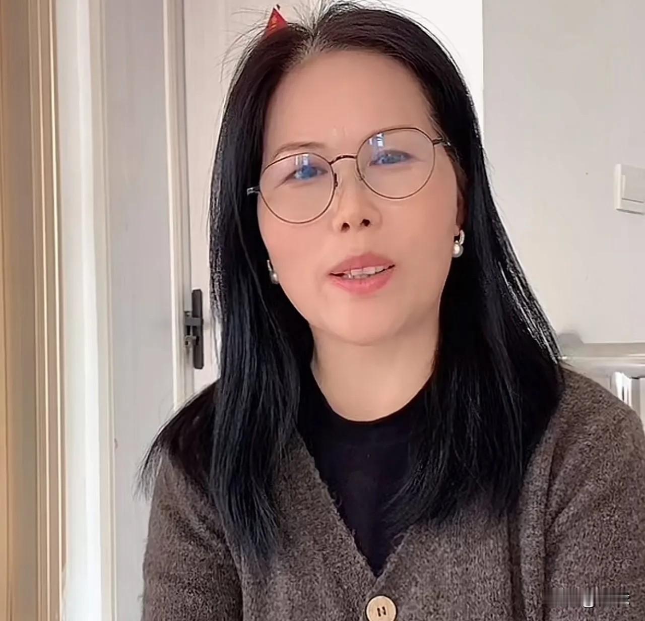 小S又被玥儿霖霖打脸了！小杨阿姨很自豪的说：这可不是我自夸，两个孩子对我可好了