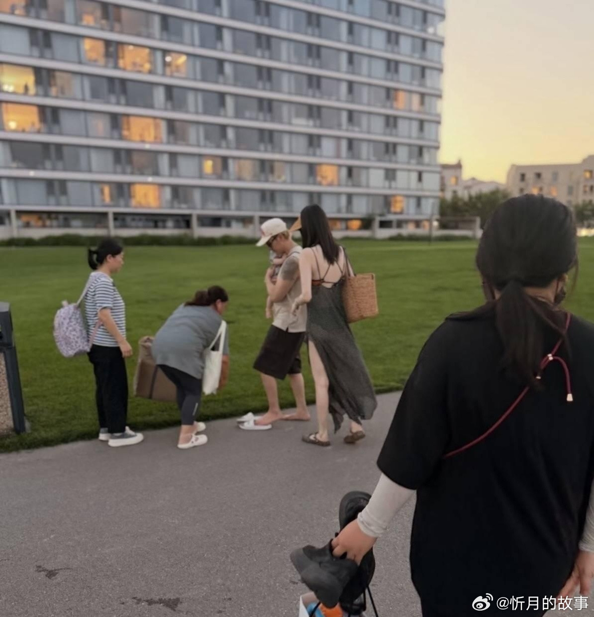 陈伟霆一家阿那亚度假，何穗穿开叉裙白到发光，10个月大儿子小win已经会爬了