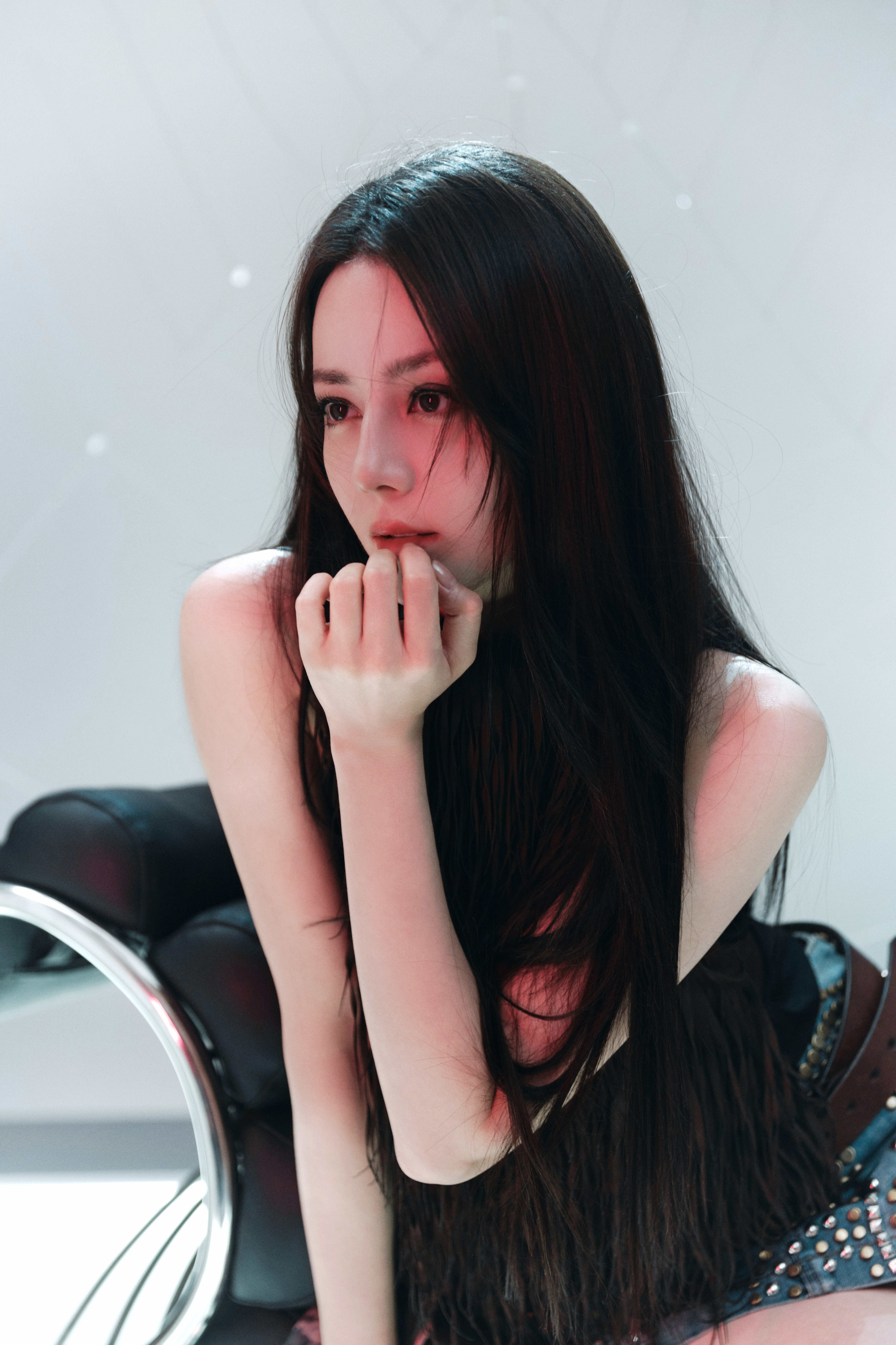 迪丽热巴在光影里舒展自我，拒绝被定义的模样，酷感是底色，眼神自有力量
