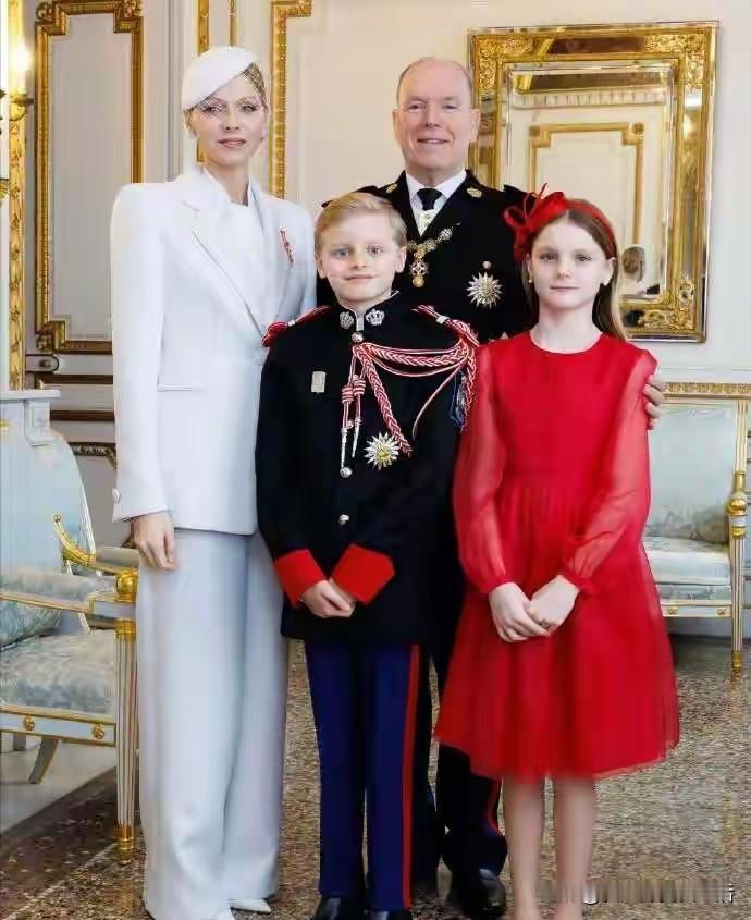 夏琳王妃，终于从花心老公的痛苦婚姻中熬了过来，开心多了。曾几何时，阿尔贝二世的