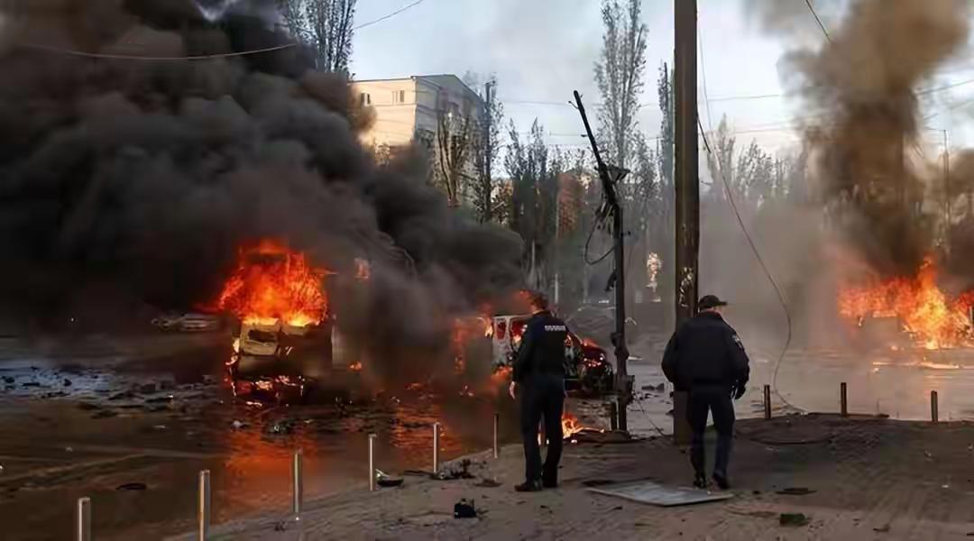 俄军终于锁定乌克兰命门，集火全力猛攻三座城，乌军现20万逃兵潮咱们先琢磨琢