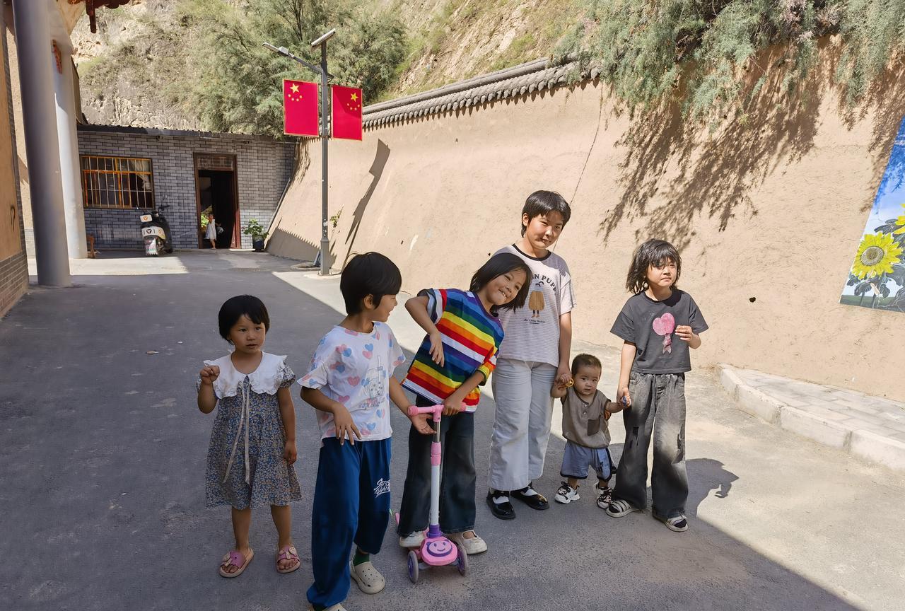 #分享一张自己旅行随拍的照片#脱贫后，孩子脸上灿烂的笑容，才是旅行看到的最美风景