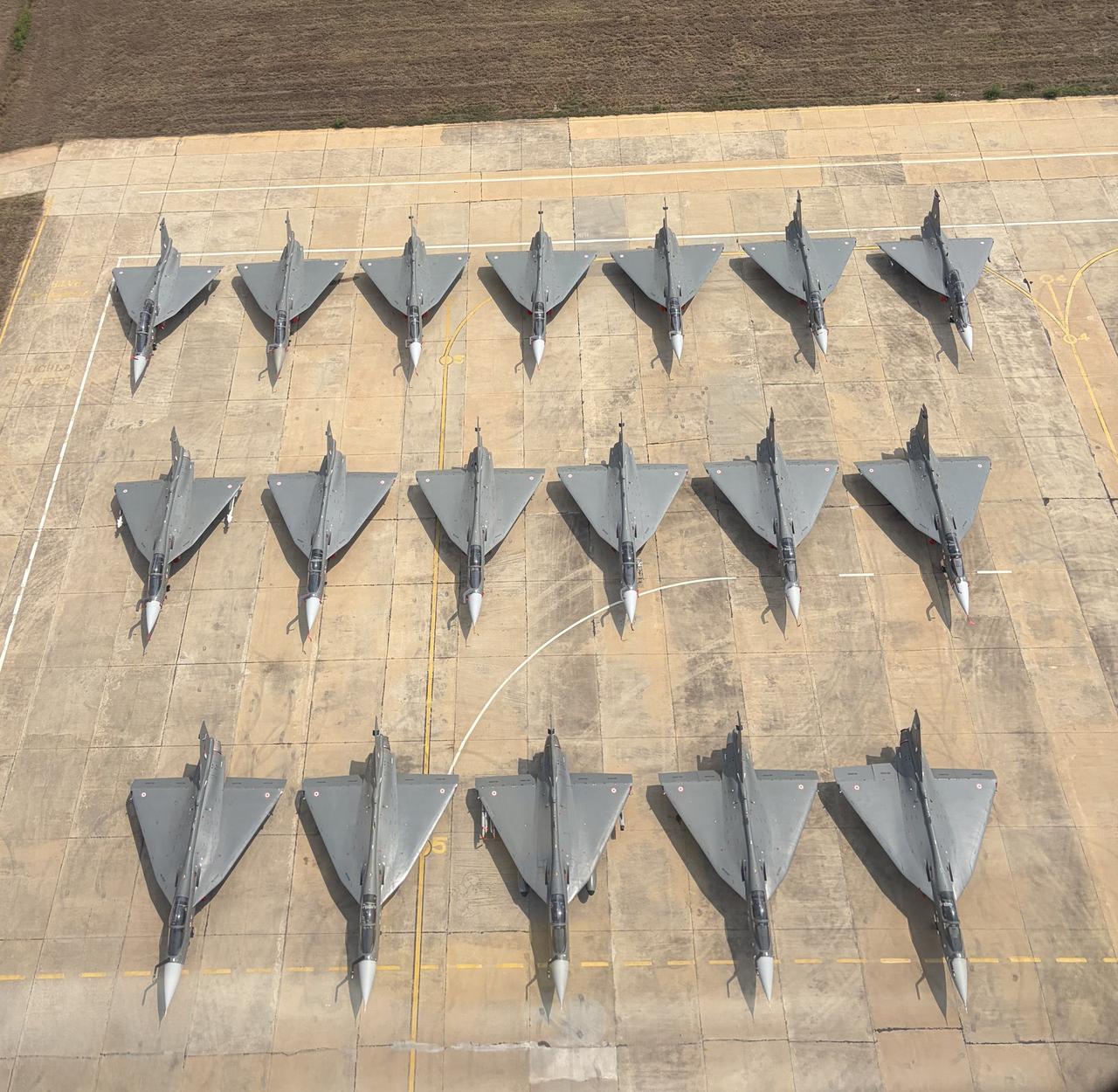 印度一次性展示了20架LCA“光辉”战斗机，结果里面11架没有发动机。没发动机就