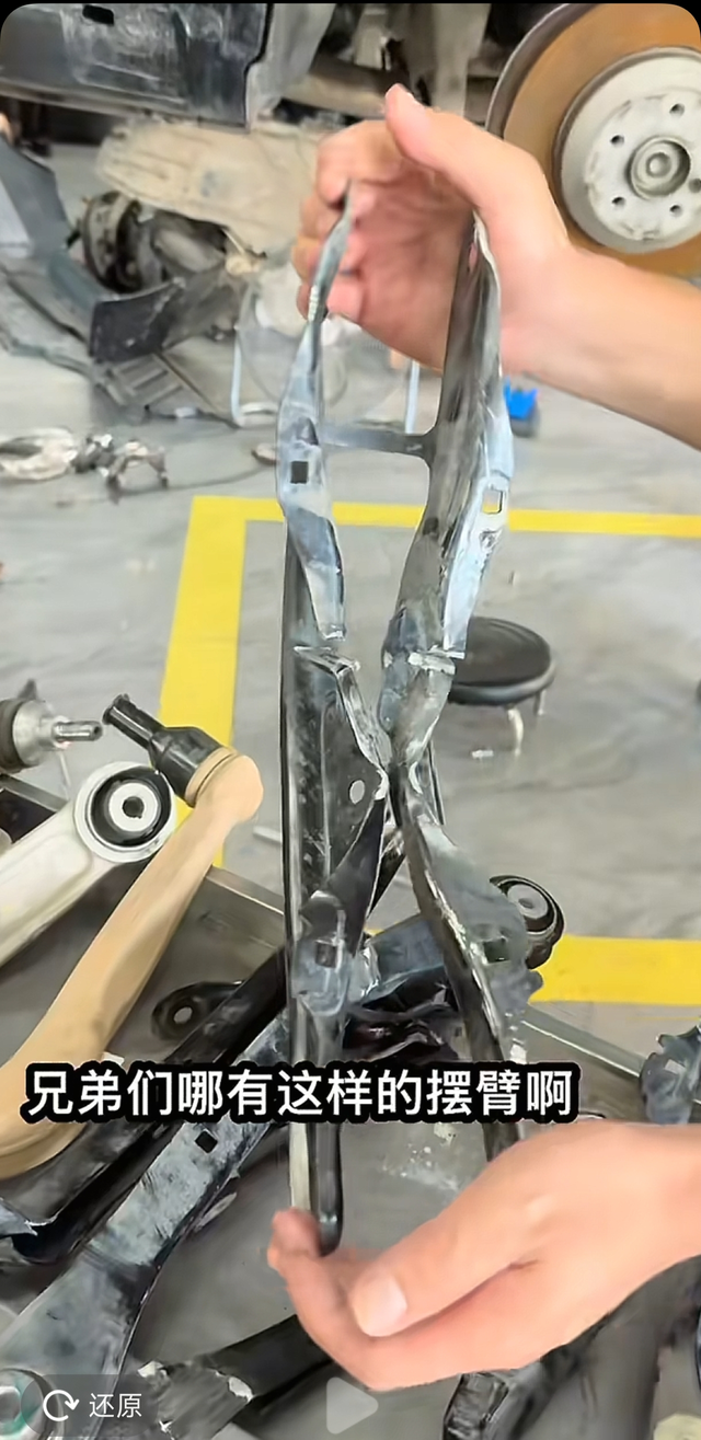 新款宝马用料如此之差用个塑料盖把质量差的地方遮住这品牌也是没谁了